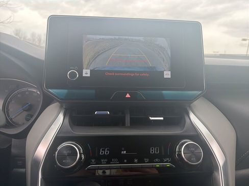 Used 2024 Toyota Venza LE image 17