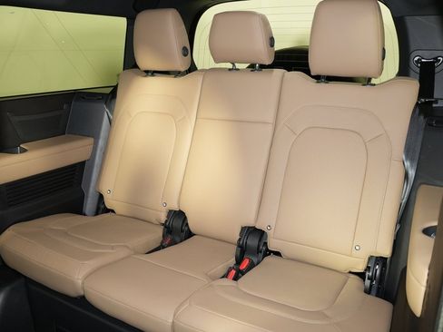 Used 2025 Land Rover Defender 130 X-Dynamic SE image 35