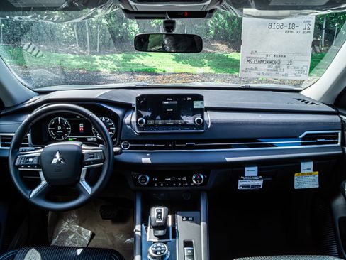 New 2025 Mitsubishi Outlander ES image 16