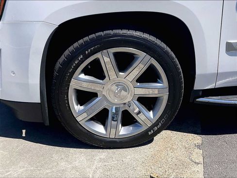 Used 2019 Cadillac Escalade Luxury AWD/4WD image 12