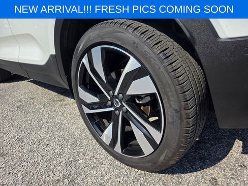 Used 2024 Volvo XC40 B5 Plus AWD/4WD image 7