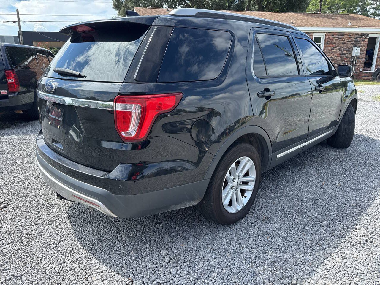 Used 2016 Ford Explorer XLT w/ Equipment Group 202A FWD image 3