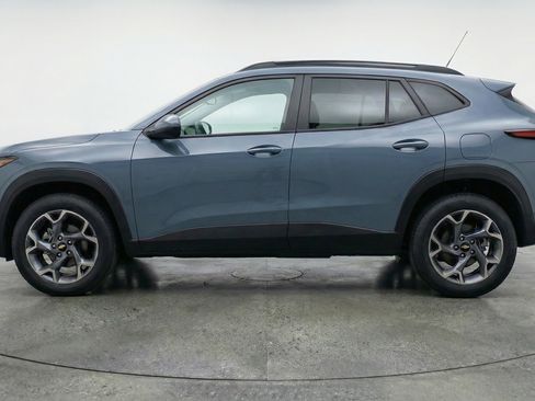 Used 2025 Chevrolet Trax LT FWD image 5