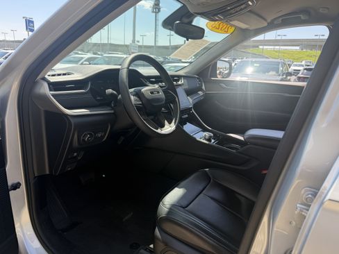 Used 2023 Jeep Grand Cherokee L Limited AWD/4WD image 33