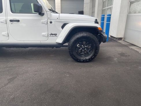 Used 2021 Jeep Gladiator Willys image 9