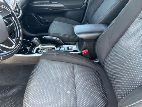 Used 2022 Mitsubishi Outlander ES FWD image 11