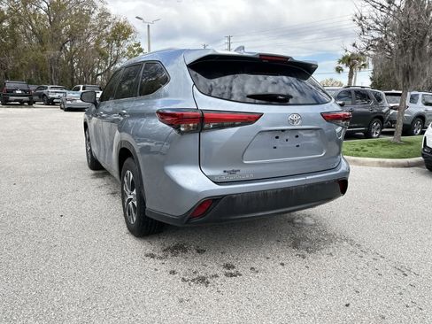 Used 2023 Toyota Highlander XLE image 4