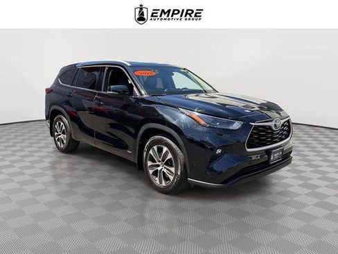 Used 2022 Toyota Highlander XLE AWD/4WD image 1