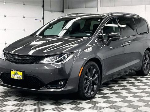 Used 2018 Chrysler Pacifica Limited w/ Advanced Safetytec Group FWD image 12