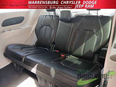 Used 2024 Chrysler Pacifica Touring-L FWD image 11