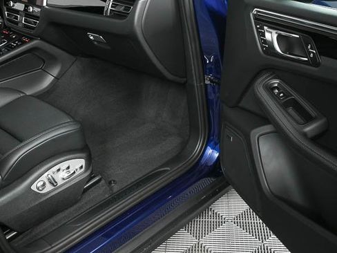 Certified 2025 Porsche Macan image 23