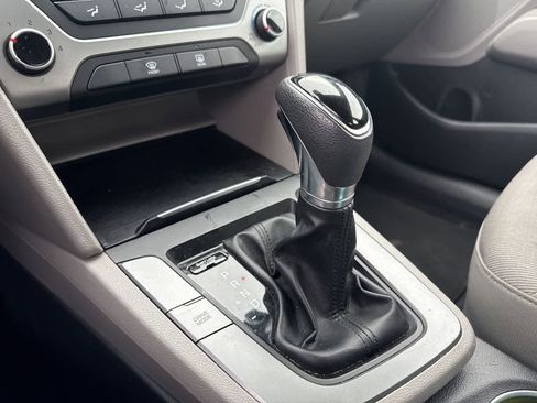 Used 2017 Hyundai Elantra SE image 28