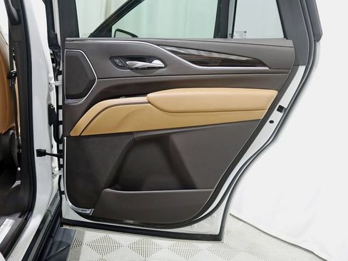 Used 2021 Cadillac Escalade Premium Luxury AWD/4WD image 36