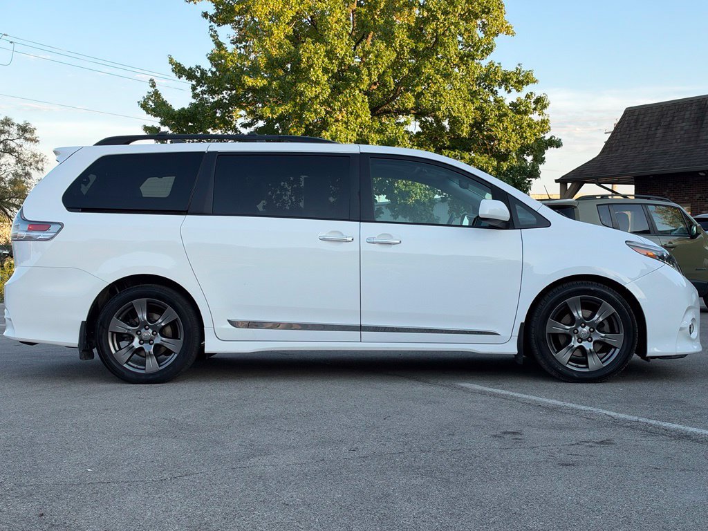 Used 2017 Toyota Sienna SE Premium w/ Outdoor Package FWD image 6