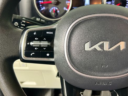Used 2024 Kia Carnival LX FWD image 18