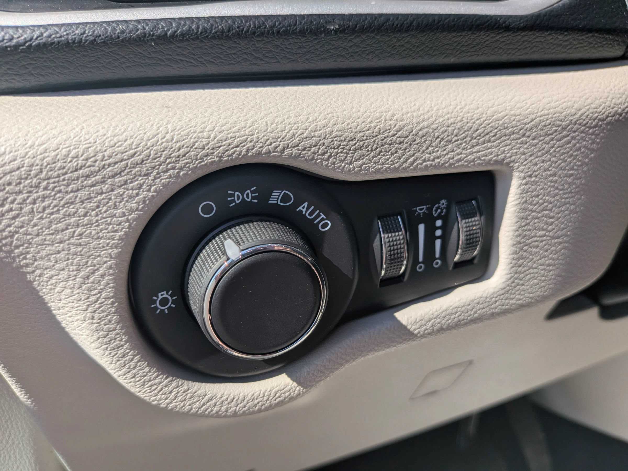 Used 2022 Chrysler Voyager LX FWD image 27