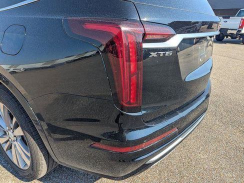 Used 2023 Cadillac XT6 Premium Luxury image 11