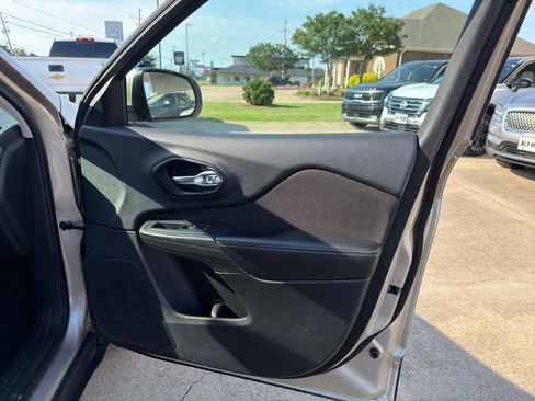 Used 2015 Jeep Cherokee Latitude FWD image 38