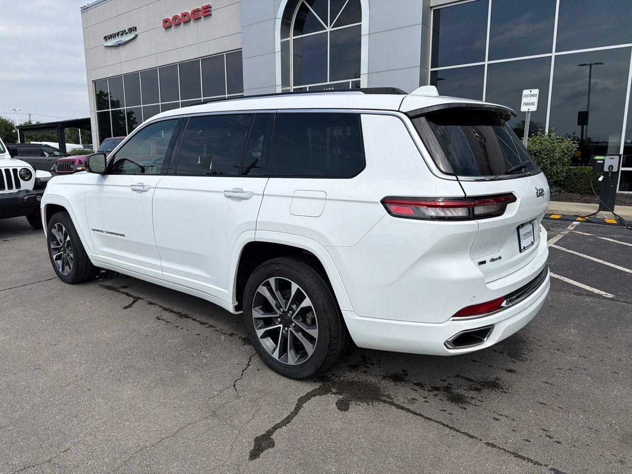Used 2022 Jeep Grand Cherokee L Overland w/ Advanced Protech Group III AWD/4WD image 6