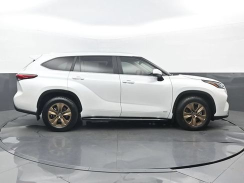 Used 2023 Toyota Highlander Bronze Edition AWD/4WD image 2