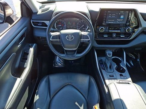 Used 2022 Toyota Highlander XLE AWD/4WD image 11