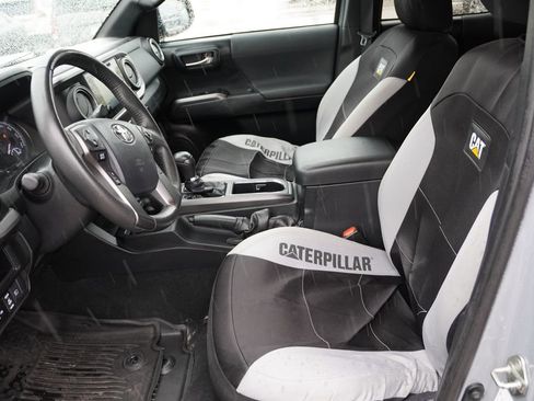 Used 2019 Toyota Tacoma TRD Sport AWD/4WD image 4