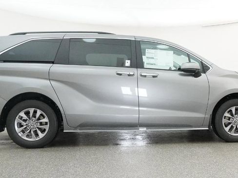 New 2026 Toyota Sienna XLE FWD image 5