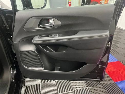 Used 2025 Chrysler Pacifica Select FWD image 11
