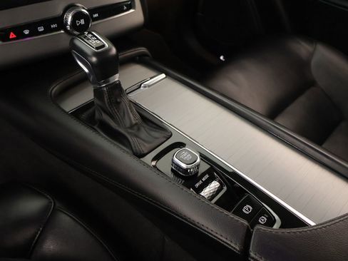 Used 2021 Volvo XC90 T5 Momentum w/ Advanced Package image 9