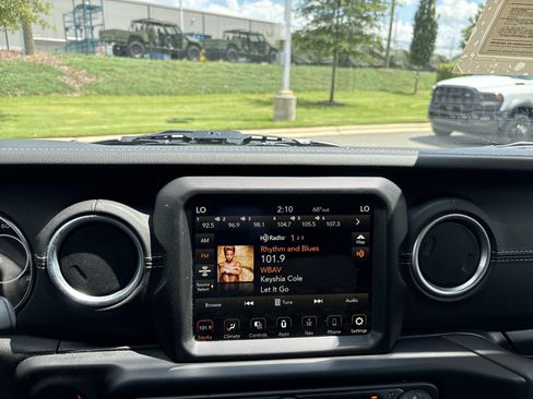 Used 2023 Jeep Wrangler Unlimited Sahara AWD/4WD image 27