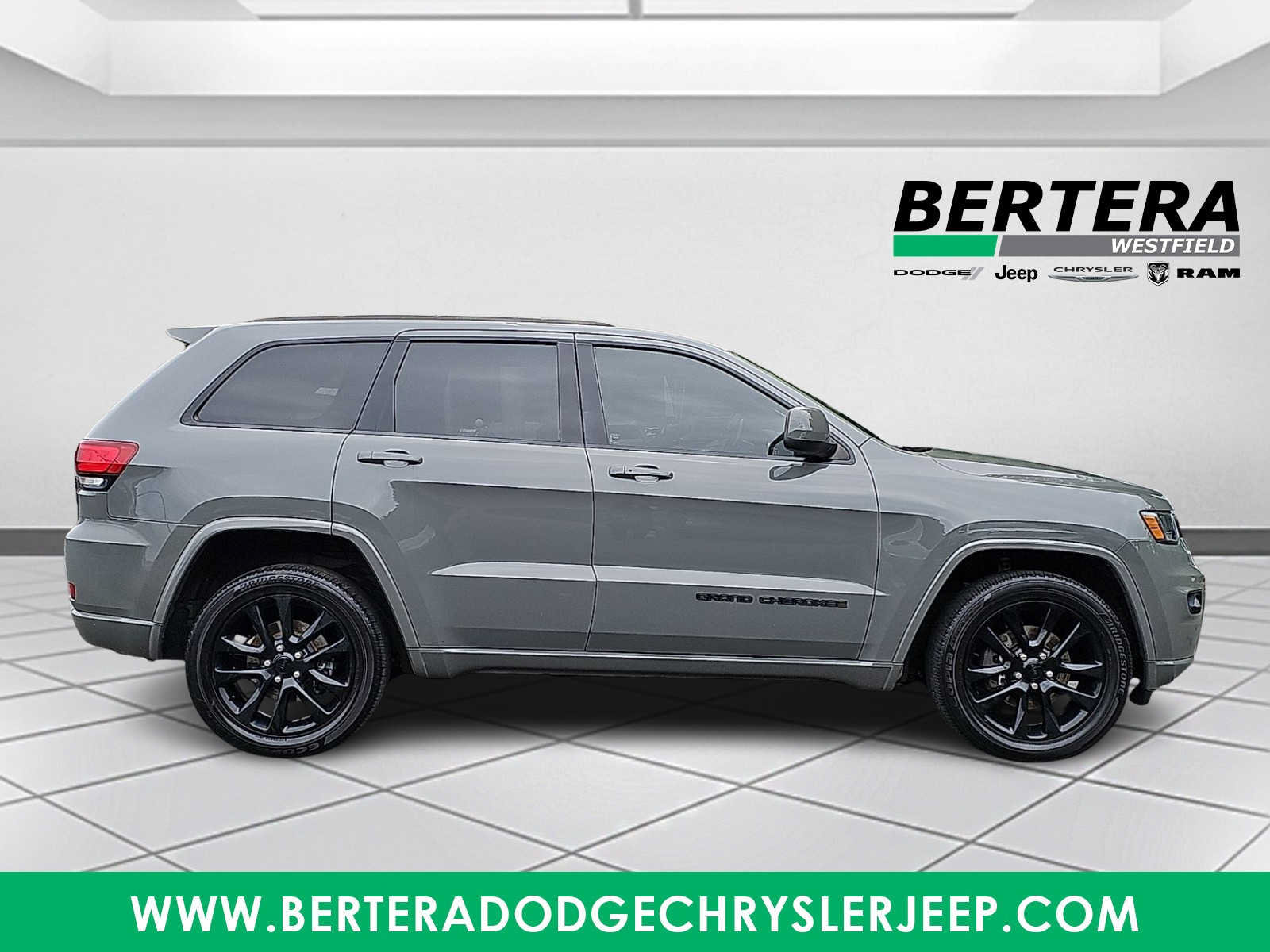 Used 2020 Jeep Grand Cherokee Altitude AWD/4WD image 7
