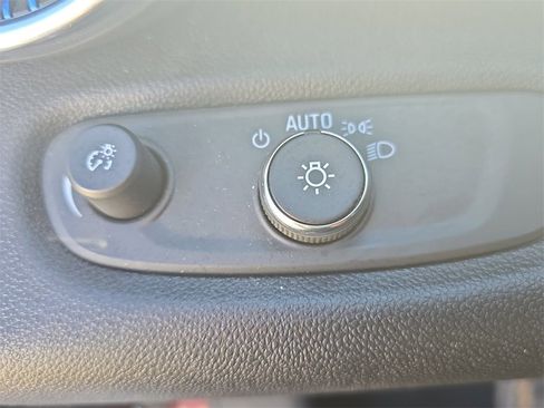 Used 2025 Chevrolet Trax LT w/ LT Convenience Package image 27