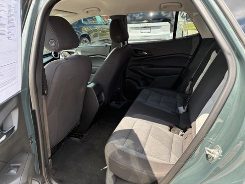 Used 2025 Chevrolet Trax LS w/ LS Convenience Package FWD image 3