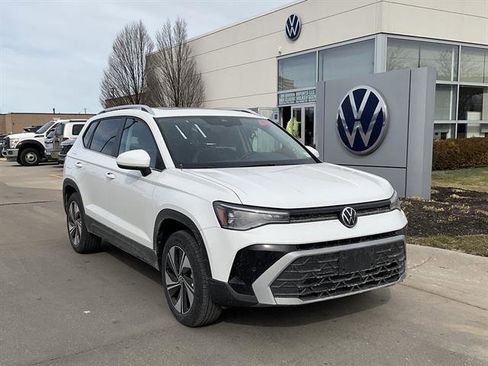 New 2026 Volkswagen Taos SE image 1