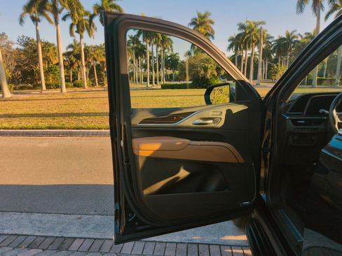 Used 2022 Cadillac Escalade ESV Premium Luxury image 20