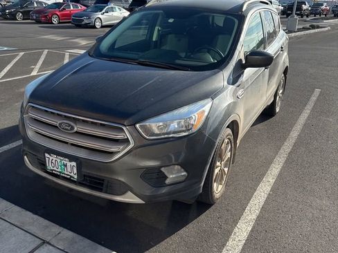 Used 2018 Ford Escape SE w/ SE Sync 3 Package image 2