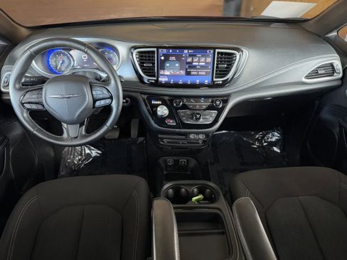 Used 2021 Chrysler Pacifica Touring w/ Uconnect Theater Family Group image 21