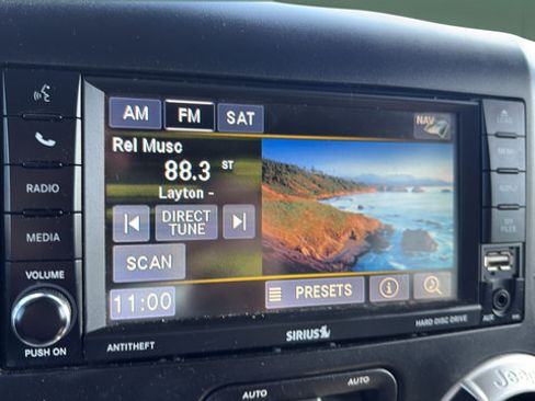 Used 2014 Jeep Wrangler Unlimited Sahara w/ Dual Top Group AWD/4WD image 17