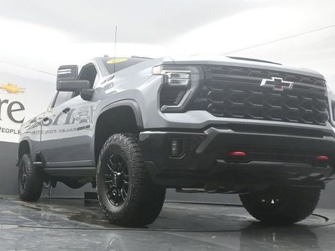 Used 2024 Chevrolet Silverado 2500 ZR2 w/ Technology Package AWD/4WD image 3