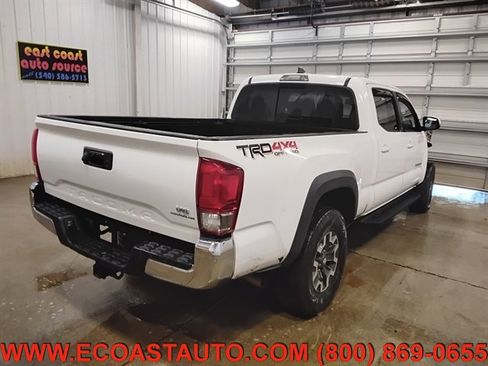 Used 2017 Toyota Tacoma TRD Off-Road image 3