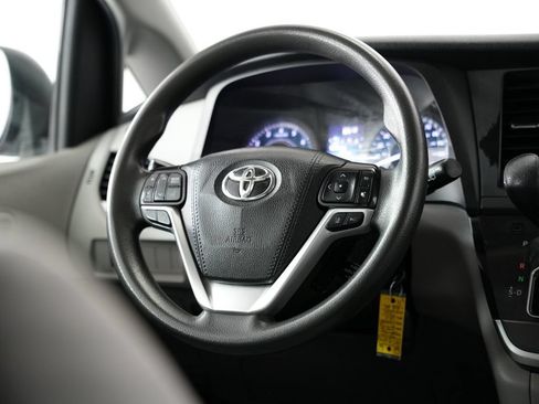 Used 2020 Toyota Sienna LE FWD image 11