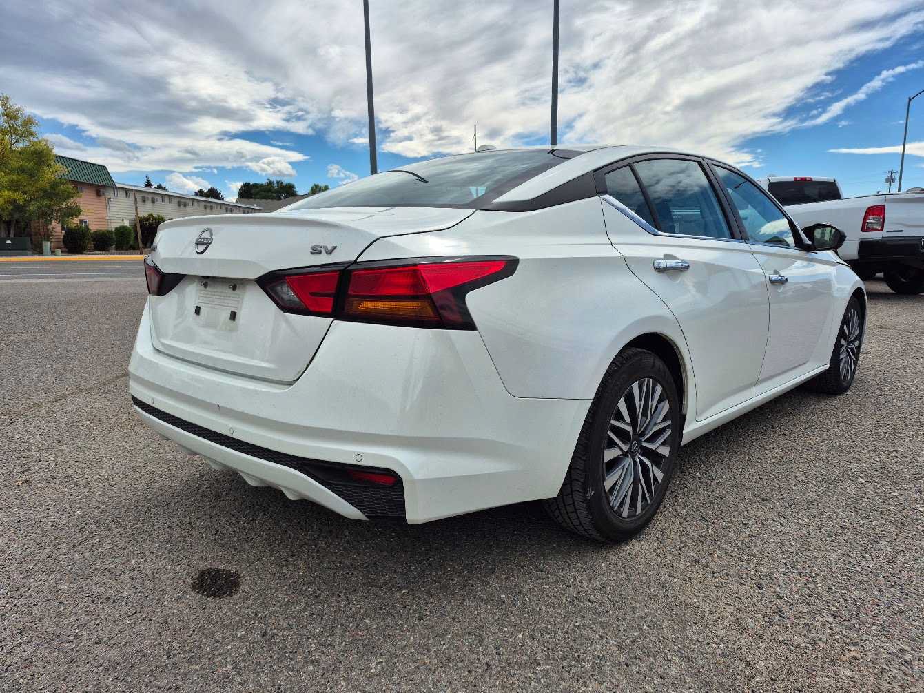 Used 2024 Nissan Altima 2.5 SV FWD image 3