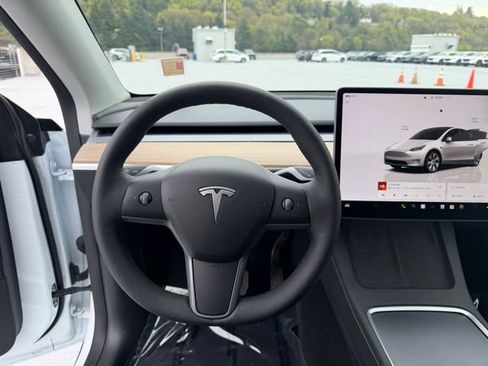 Used 2024 Tesla Model Y Long Range image 13
