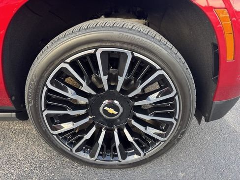 Used 2025 Chevrolet Suburban High Country image 9