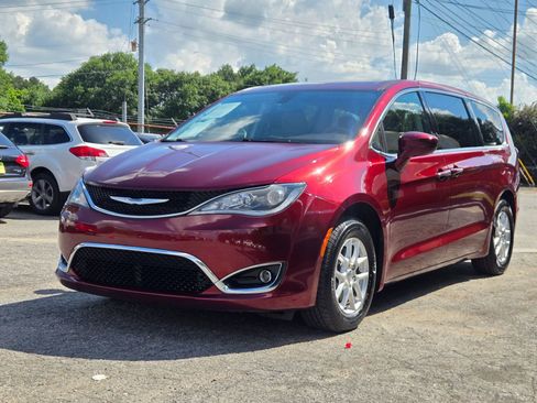 Used 2020 Chrysler Pacifica Touring FWD image 2