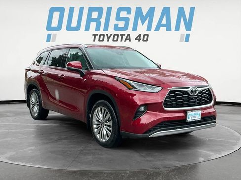 Used 2024 Toyota Highlander Platinum FWD image 1