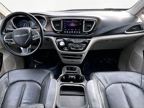 Used 2017 Chrysler Pacifica Touring-L image 16