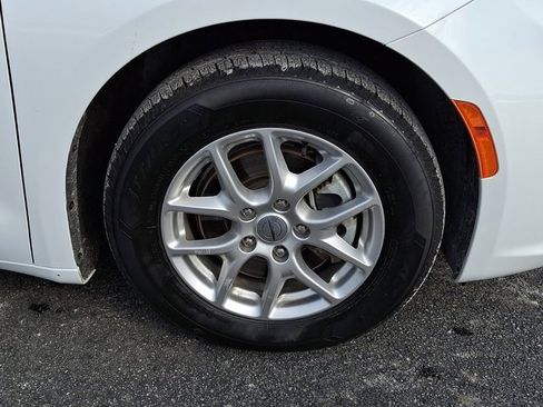 Certified 2023 Chrysler Pacifica Touring-L image 11