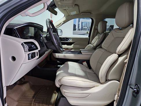 Used 2019 Lincoln Navigator L Select AWD/4WD image 12