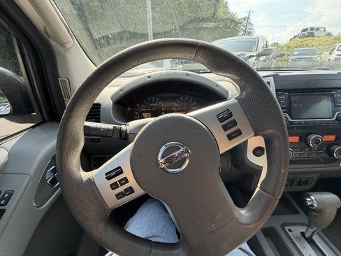Used 2014 Nissan Frontier SV w/ SV Value Truck Package AWD/4WD image 16